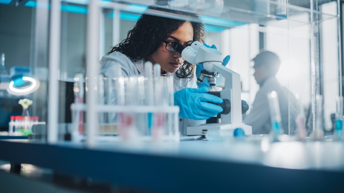 Laboratoire des sciences médicales scientifique microscope analyse un échantillon de test biotechnologie ingénieur pharmaceutique