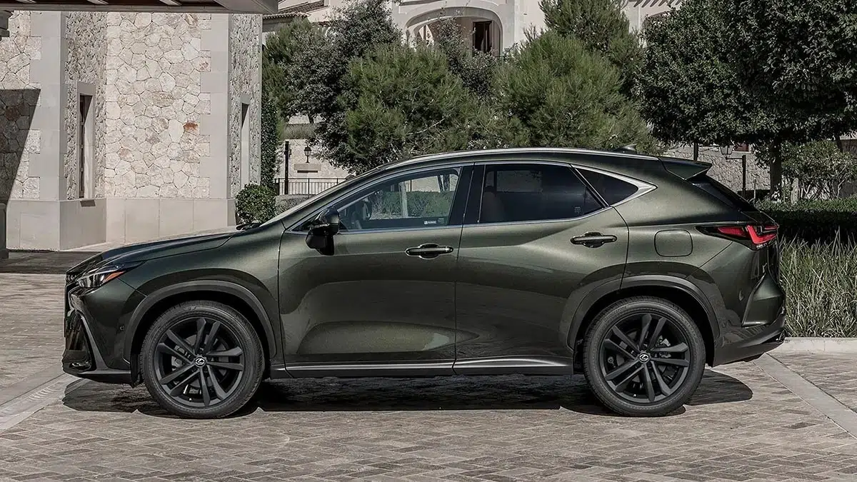 Profil latéral Lexus NX 450h+ 2025 avec jantes alliage et ligne fluide de SUV premium