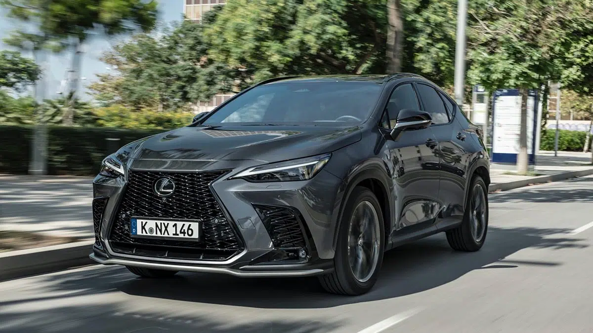 Face avant Lexus NX 450h+ 2025 avec calandre trapézoïdale et signature lumineuse en L inversé