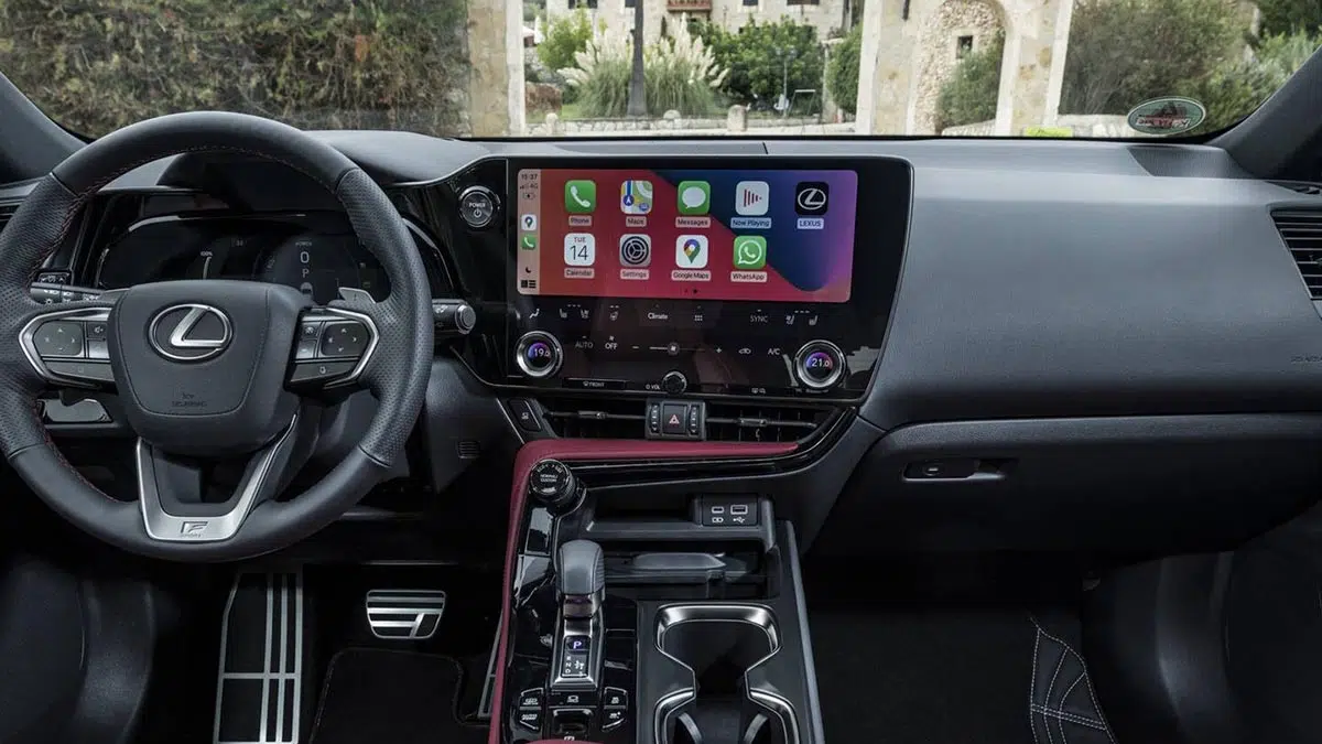 Intérieur Lexus NX 450h+ 2025 avec écran 14 pouces, finitions premium et ergonomie Tazuna