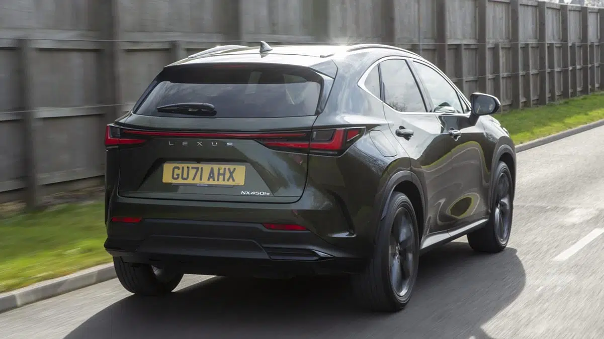 Coffre Lexus NX 450h+ 2025 avec 545 litres de volume et plancher plat