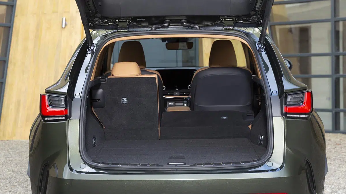 Coffre Lexus NX 450h+ 2025 avec 545 litres de volume et plancher plat