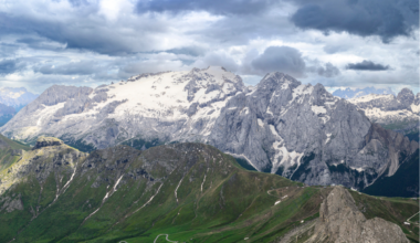Le glacier de la Marmolada, la "reine des Dolomites" italiennes culminant à 3 342 mètres d