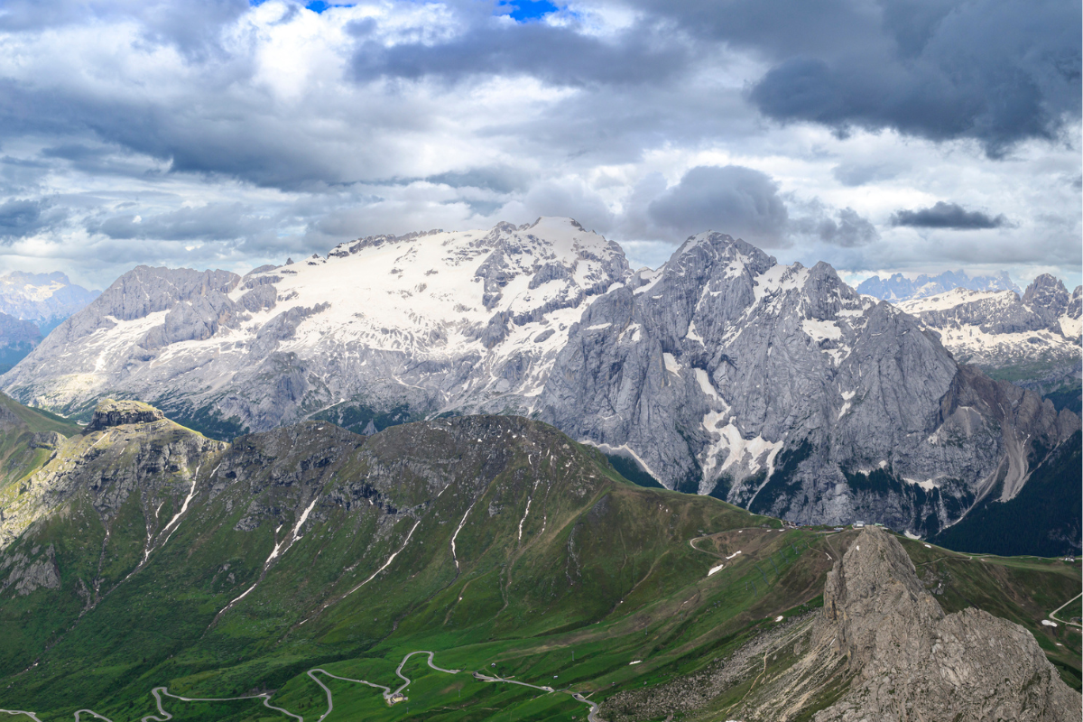 Le glacier de la Marmolada, la "reine des Dolomites" italiennes culminant à 3 342 mètres d