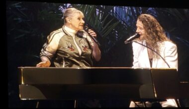 Dorothée rejoint Julien Doré sur scène pendant son concert à l’Accor Arena pour un incroyable duo