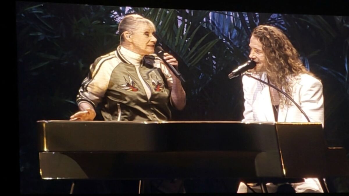 Dorothée rejoint Julien Doré sur scène pendant son concert à l’Accor Arena pour un incroyable duo