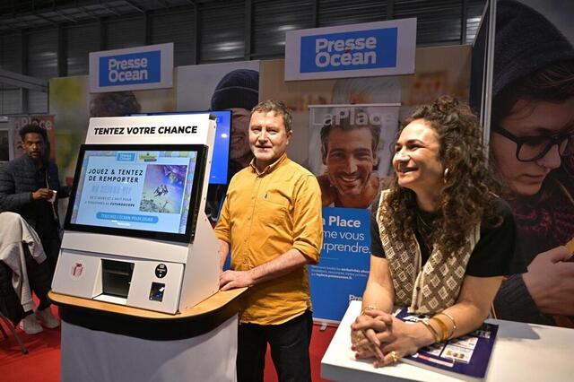 photo venez nous rencontrer sur le stand presse océan (ici avec bruno geoffroy, rédacteur en chef et emma kervagant, responsable marketing promotion).  ©  presse océan-nathalie bourreau