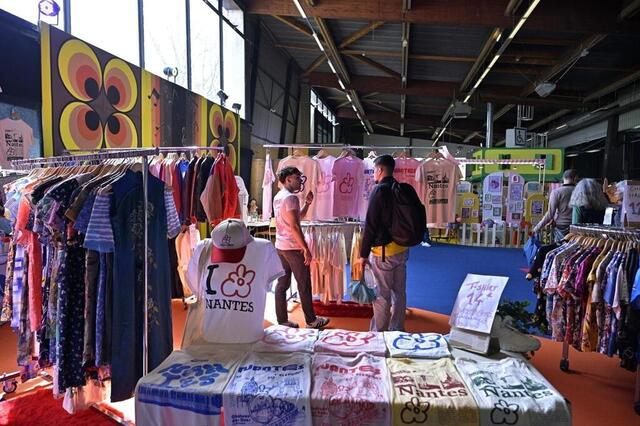 photo au niveau 3 du grand palais, un village flower power pour les créateurs.  ©  photo presse océan-nathalie bourreau
