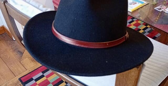 photo  le fameux chapeau stetson, rendu au père erwan delahaye après être passé entre les mains du voleur.  ©  photo transmise par le père erwan delahaye 