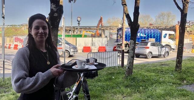 photo  adeline pourceaux, gérante du bistrot marcel, à rezé, ici le mardi 8 avril, jour de la démolition de l’autopont de la route de pornic (à l’arrière). depuis son ouverture il y a un an, le bar-restaurant n’a connu que déviations et chantiers. son objectif ? tenir jusqu’à la fin du réaménagement du secteur.  ©  ouest-france 
