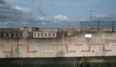 Plusieurs prisons visées par des incendies de véhicules ou des tirs d’armes automatiques
