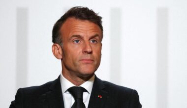 Attaques de prisons : Emmanuel Macron promet que les auteurs seront « retrouvés, jugés et