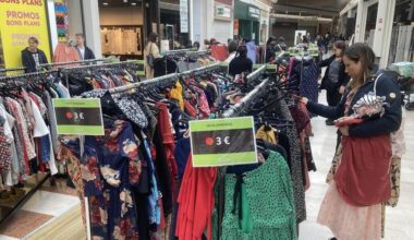 Trois tonnes de vêtements de seconde main à la vente éphémère du Sillon Shopping