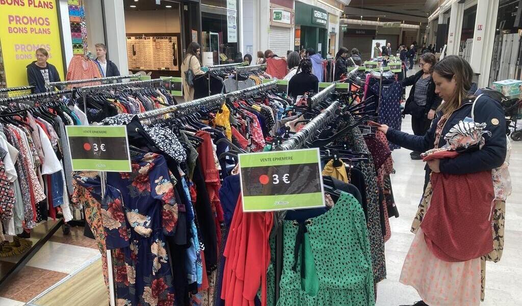 Trois tonnes de vêtements de seconde main à la vente éphémère du Sillon Shopping