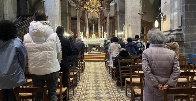 photo  après l’annonce du décès du pape françois, ce lundi 21 avril 2025, une cinquantaine de fidèles s’est pressée dans la basilique saint-sauveur de rennes.  ©  ouest-france 