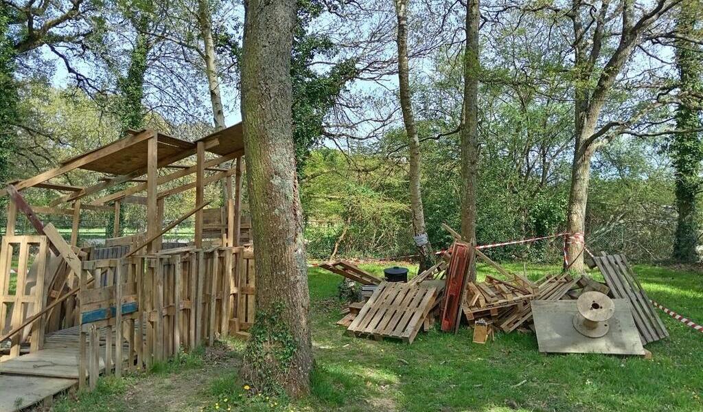 « Une volonté de nuire » : au sud de Rennes, la cabane construite par les enfants saccagée