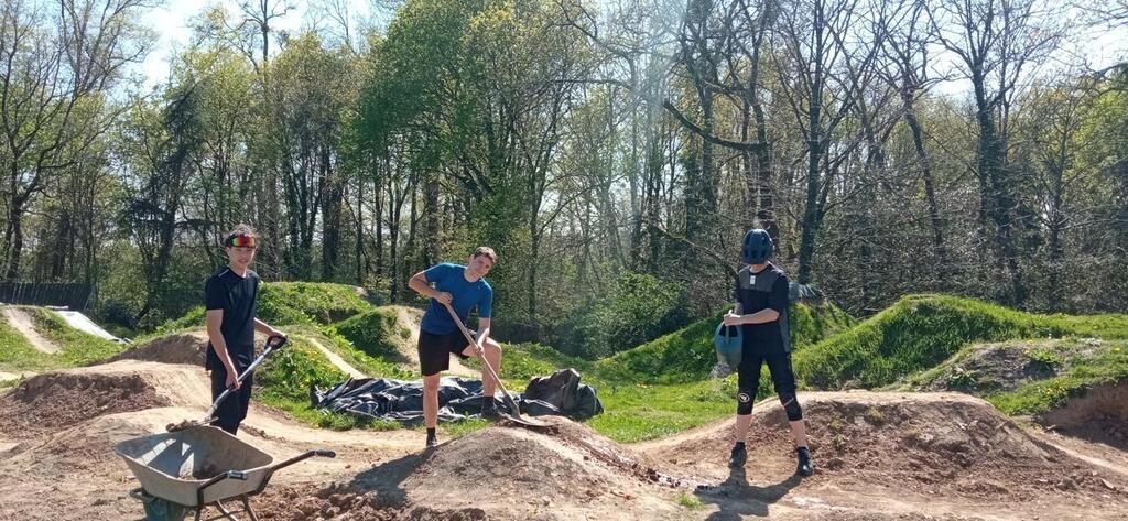 « C’est notre terrain de jeux » : ces jeunes d’Orvault bichonent le bike-park durant leurs