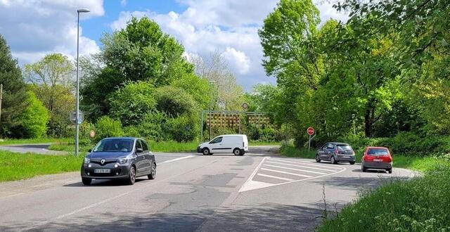 photo  à partir de la mi-mai, le tourne à gauche ne sera plus possible. de l’entrée du bois-raguenet à la société bing auto, le chemin de la justice, menant au cimetière parc, sera interdit aux véhicules motorisés et réservé aux cyclistes et aux piétons.  ©  ouest-france 