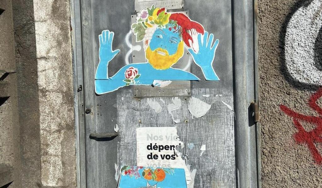 Philippe Katerine tout bleu sur un transformateur électrique et au Zénith de Nantes ce mercredi