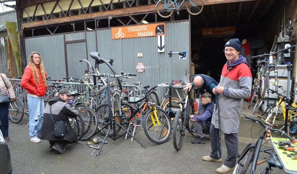 « De 5 € à 50 € » : Ils réparent et revendent des vélos à petits prix au nord de