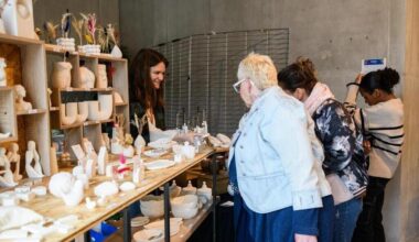 Expo-vente avec 80 artistes, marché de créateurs, bal folk… : les ex-halles Alstom en fête à