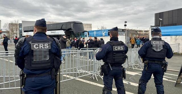 photo  des policiers de la crs 19 (compagnie républicaine de sécurité), venue de la rochelle (charente-maritime), postés devant l’entrée du stade raymond-kopa, en janvier 2025.  ©  archives / ouest-france 