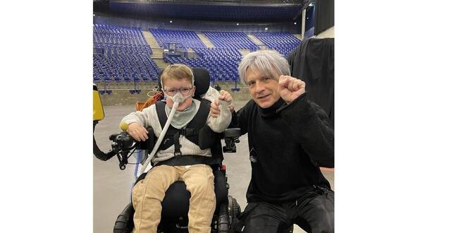 photo  grand fan du groupe indochine, liam, 5 ans, a pu réaliser son rêve en rencontrant nicola sirkis à nantes. une rencontre inoubliable pour le petit garçon qui vit à saint-nolff et souffre d’une myopathie à némaline, une maladie génétique congénitale rare. william troudet  ©  william troudet 