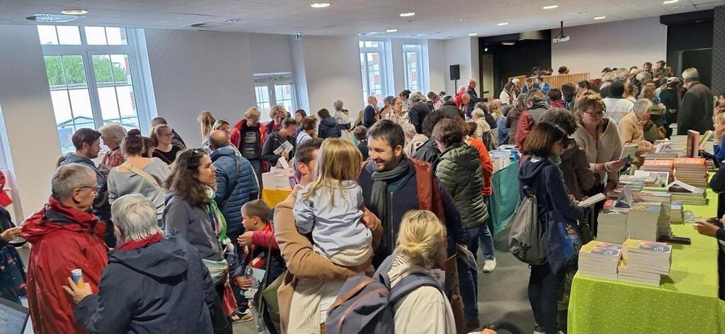 La foule dès l’ouverture de la fête du livre à Quiberon, ce samedi