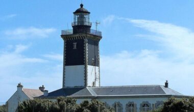 Cette île bien connue abrite le phare le plus puissant du Morbihan
