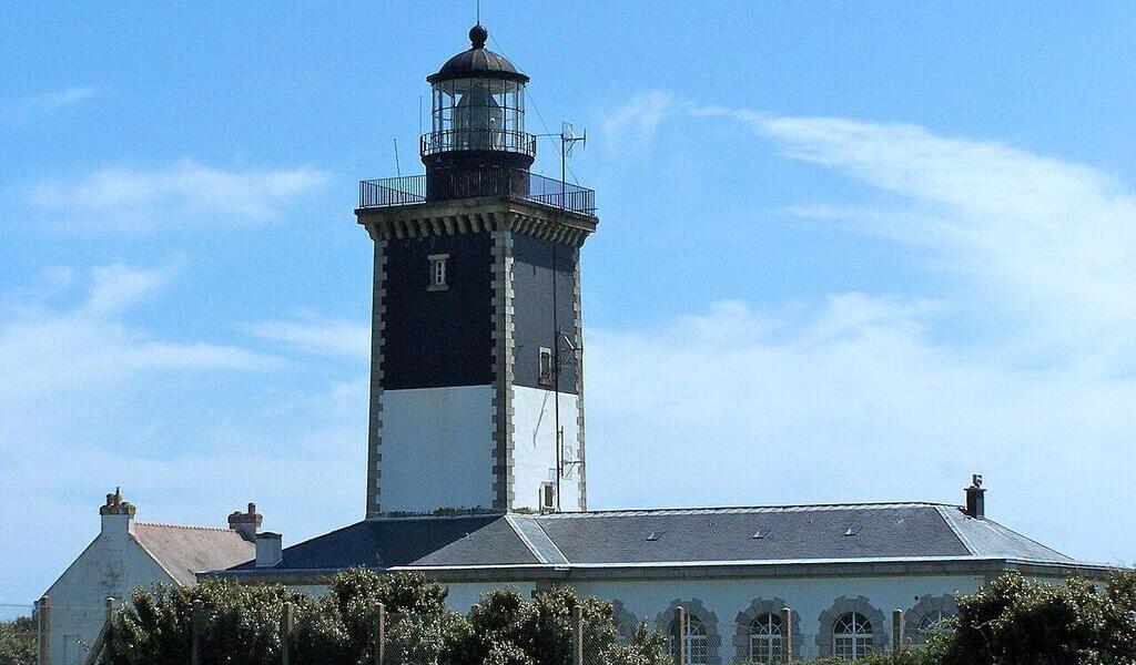 Cette île bien connue abrite le phare le plus puissant du Morbihan