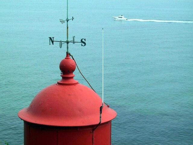 photo le feu de la croix, le plus petit phare de france, sur l’île de groix.  ©  ouest france