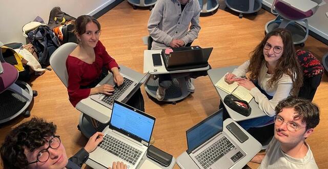 photo  sept étudiants de sciences po à rennes travaillent en partenariat avec la région bretagne pour présenter au public, en septembre 2025, les cahiers de doléances bretons remplis pendant le mouvement des gilets jaunes.  ©  ouest-france 