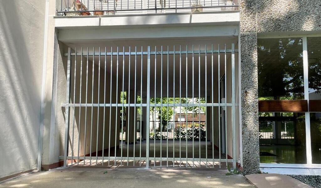 « C’est triste d’en arriver là » : à Rennes, des immeubles grillagés pour chasser les