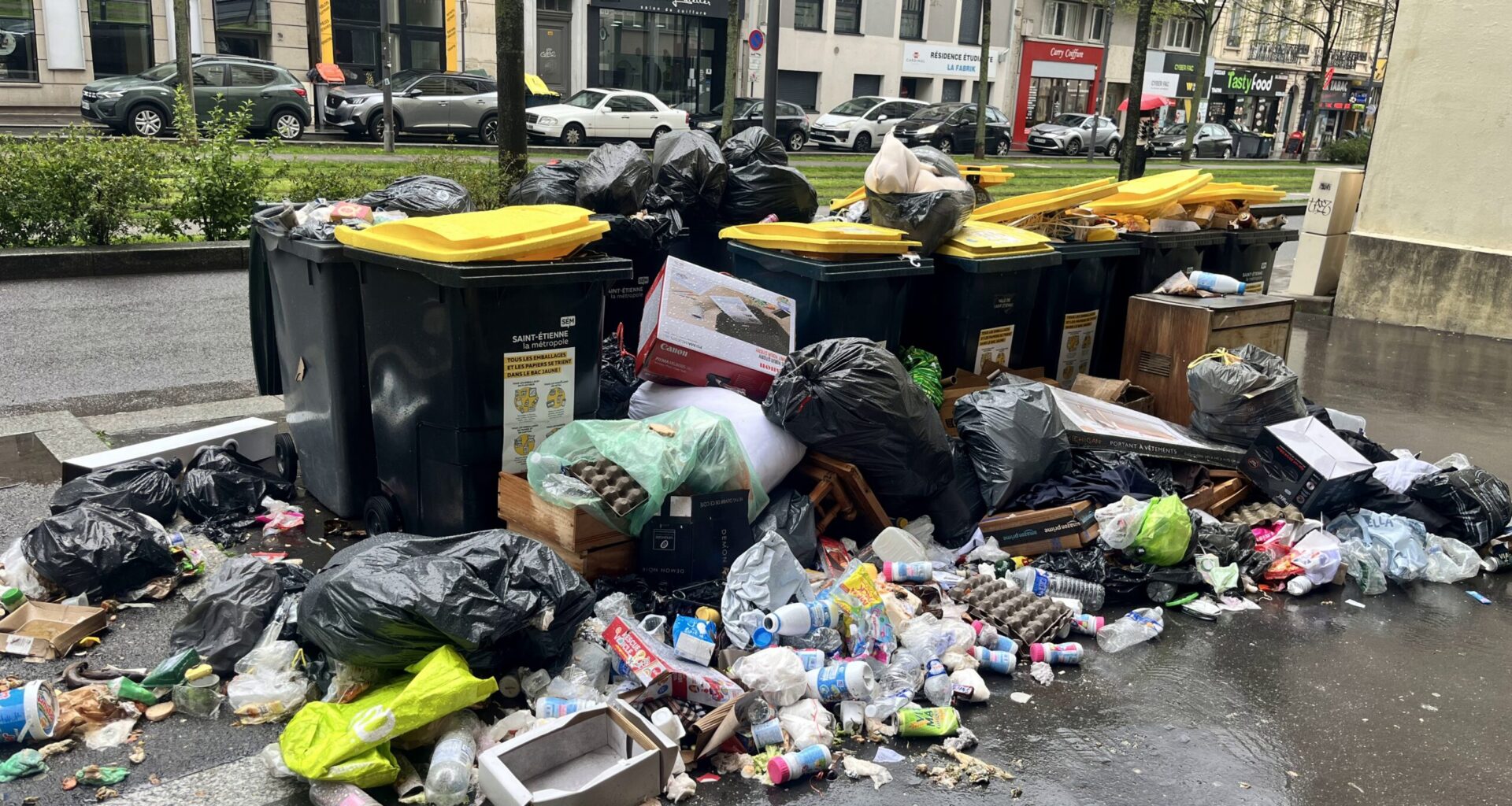 SAINT-ÉTIENNE PRISE EN OTAGE : LA GRÈVE DES POUBELLES S'ÉTERNISE