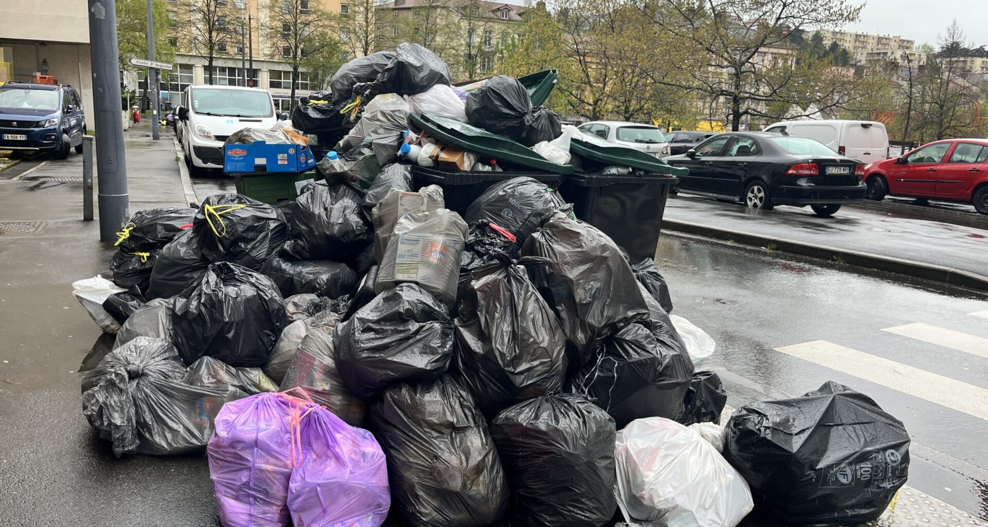 LES POUBELLES SE REBIFFENT : SAINT-ÉTIENNE CROULE SOUS LES DÉCHETS