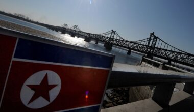 Le drapeau nord-coréen près du pont Yalu dans la ville de Dandong, à la frontière chinoise avec la Corée du nord, le 30 décembre 2011