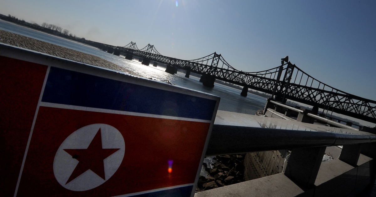 Le drapeau nord-coréen près du pont Yalu dans la ville de Dandong, à la frontière chinoise avec la Corée du nord, le 30 décembre 2011
