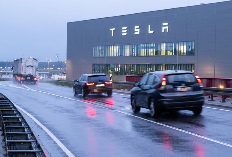 Allemagne : Tesla coupe les vivres aux travailleurs de sa giga-factory en congés maladie