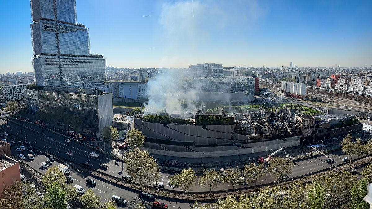 Spectaculaire incendie d’un centre de tri à Paris : feu circonscrit, périphérique rouvert, fumées… le point sur la situation