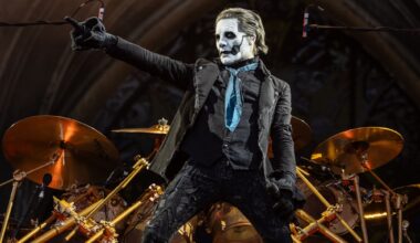 Tobias Forge du groupe Ghost se produit en live