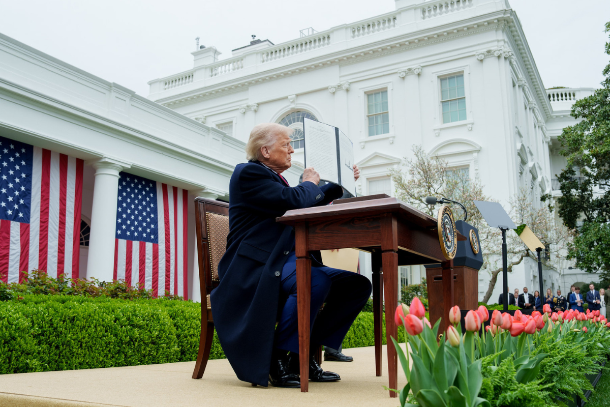 Ce mercredi 2 avril, le président américain a enfin dévoilé dans le détail les droits de douane qu’il souhaite imposer sur les produits importés aux Etats-Unis - Crédits : The White House / Flickr CC0 1.0