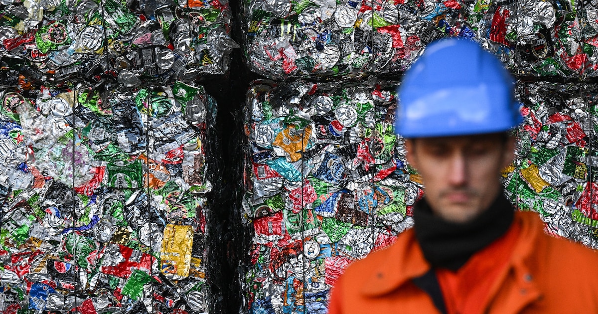 Un empilement de compressions métalliques es issues des chutes de production de canettes dans l'usine de recyclage et de production d'aluminium à Biesheim dans le Haut-Rhin le 5 décembre 2022
