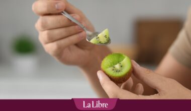 Faut-il manger la peau du kiwi ? Voici l'avis d'une nutritionniste : "Mieux vaut bien frotter avec une brosse"