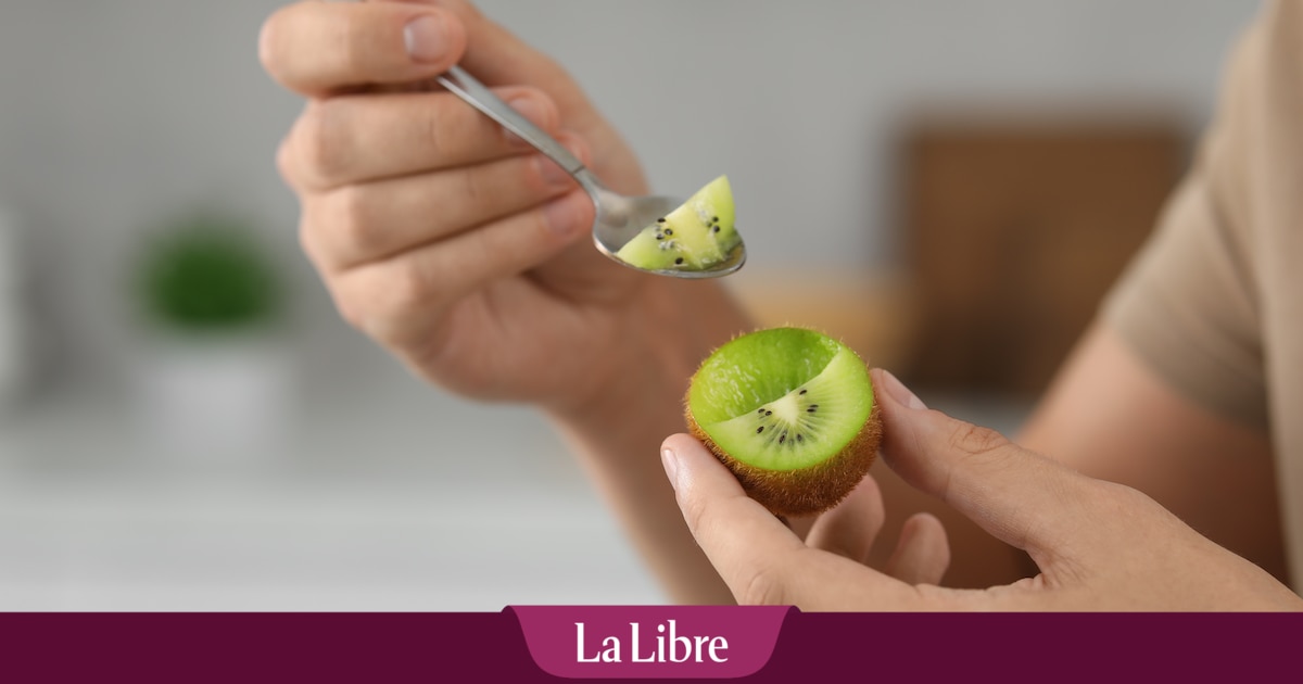 Faut-il manger la peau du kiwi ? Voici l'avis d'une nutritionniste : "Mieux vaut bien frotter avec une brosse"