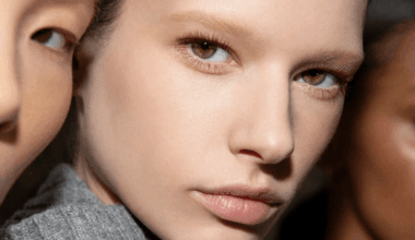 Mascara bordeaux : cette tendance maquillage va remplacer le mascara noir