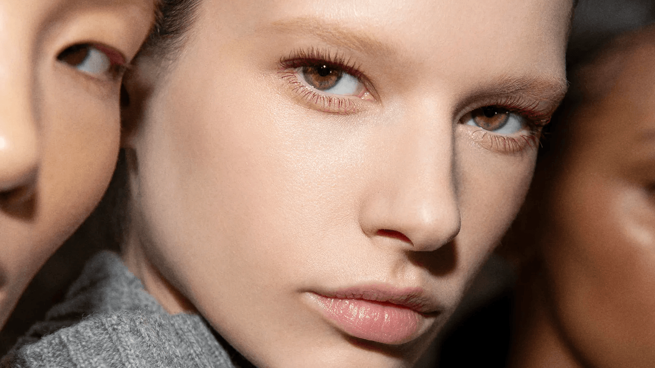 Mascara bordeaux : cette tendance maquillage va remplacer le mascara noir