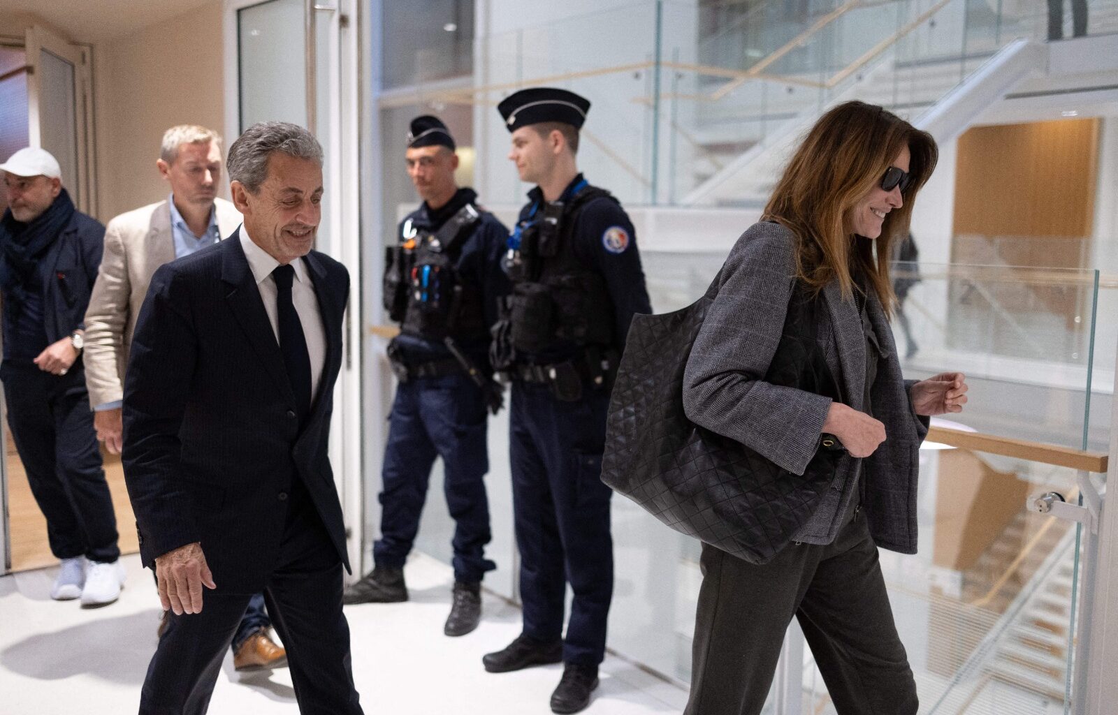 « Des montants pareils, ça ne peut pas disparaître comme ça » : au procès de Nicolas Sarkozy, ses avocats s'en prennent au parquet national financier