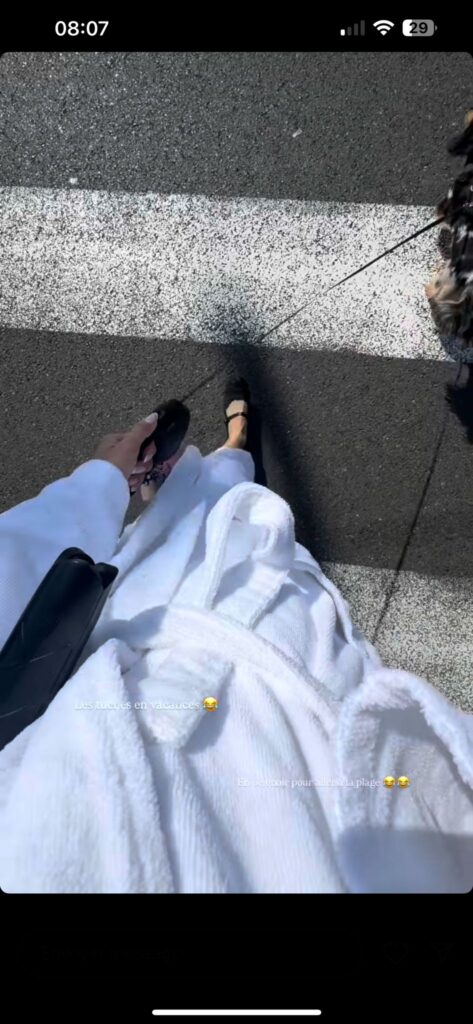 Iris Mittenaere en mode Tuche avec sa famille à Cannes : son look improbable pour aller à la plage