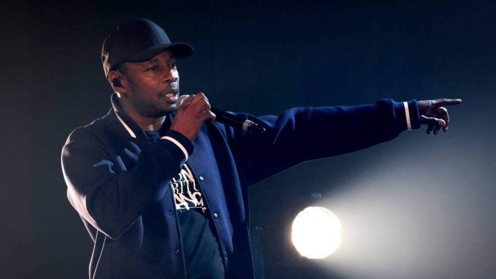 MC Solaar sera sur la scène du Cepac Silo ce vendredi soir, pour un concert qui revient sur ses tubes des années 90, mais aussi avec des morceaux de son dernier album en trois volets de 2024.