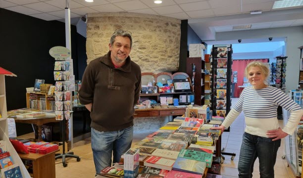 À l’Arbre à papillons, Frédéric et Marie-Hélène Engel constatent les effets des plateformes internet sur les habitudes de consommation de leur clientèle.   Photo Simone Giedinger